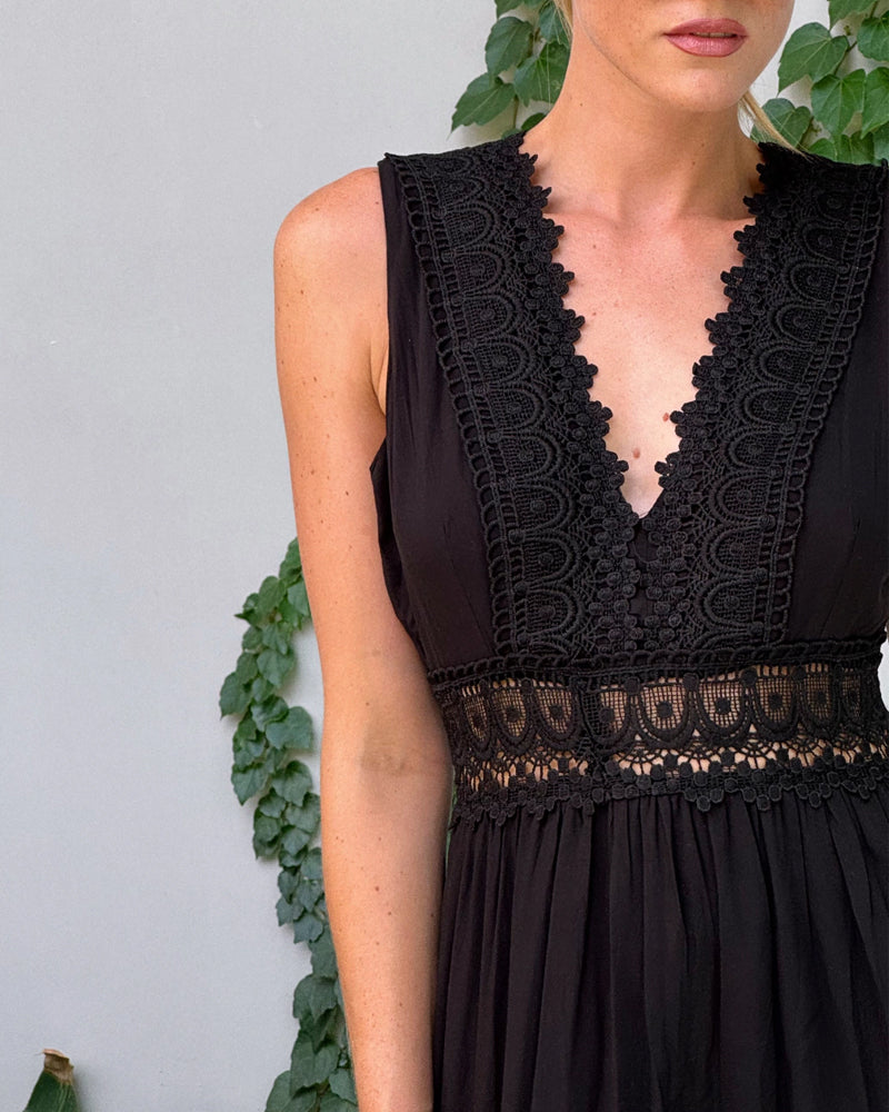 Sora™ – Sleeveless Boho Midi Dress with Lace Details